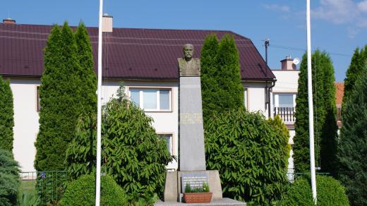 Na prostranství u sochy se odehrávaly všechny slavnosti obce