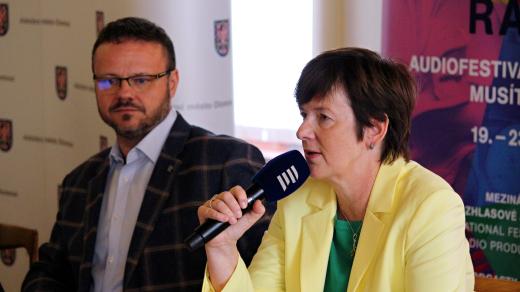 Kateřina Konopásková, ředitelka festivalu a René Zavoral, generální ředitel ČRo k 41. ročníku Prix Bohemia Radio