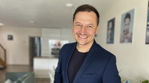 Úsměv s ďolíčky ve tvářích k Vojtěchovi Bernatskému neodmyslitelně patří