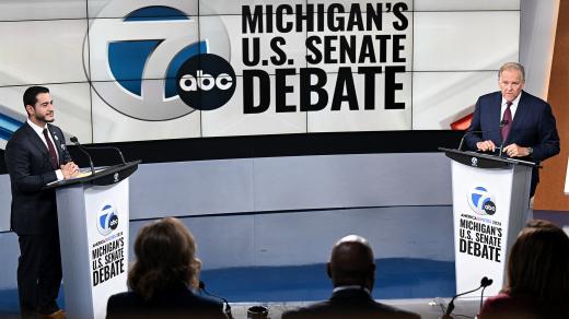 Debata kandidátů do Senátu USA za stát Michigan: zleva demokrat Abdul El-Sayed a republikán a bývalý americký kongresman Mike Rogers