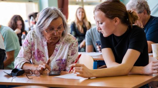 Trpělivost a ochota poradit jsou důležitější než odborné znalosti. Digitálním asistentem se může stát každý, kdo chce seniorům pomáhat