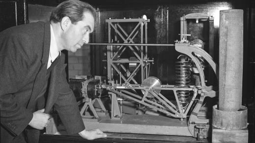 Astronom a seismolog Arthur Beer při kontrole přístrojů v observatoři Kew
