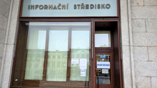 Volební místnost z jablonecké obchodní akademie se přemístila do infocentra v přízemí radnice