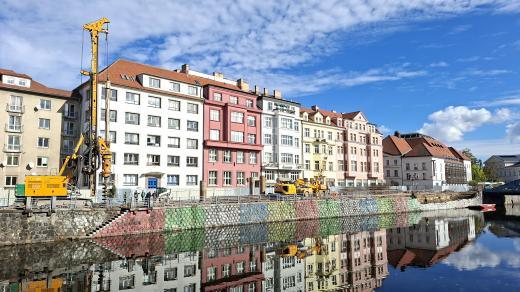 Přestavba Zátkova nábřeží v Českých Budějovicích. Vznikne tu nová náplavka, zeď se posune dál od řeky, dělníci ji proto barevně označili a očíslovali, aby ji později znovu správně složili