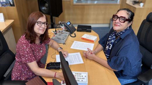 Alena Blažejovská a Monika Rychlíková (vpravo) při natáčení rozhovoru