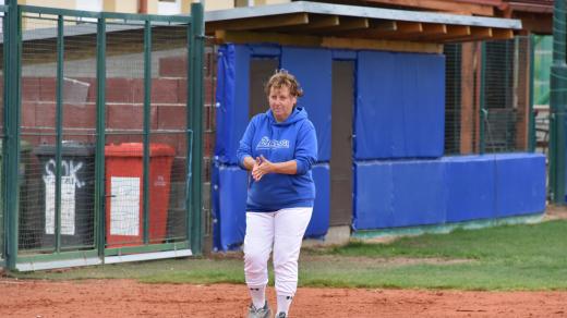 Hana Korčáková na softballovém hřišti v Ledenicích