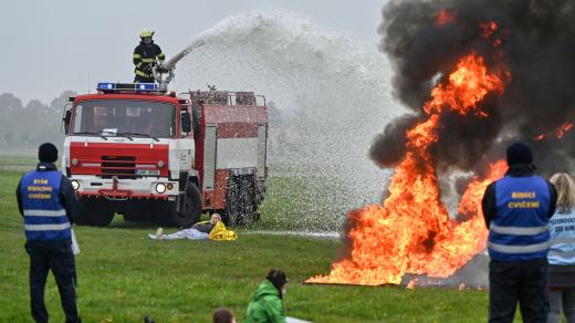 Na letišti v Hradci Králové cvičily složky IZS zásah po srážce letadel během leteckého vystoupení