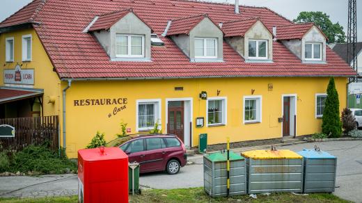 Dnešní restaurace U Cara v Českém Vrbném sídlí nedaleko místa původního hostince a navazuje na jeho odkaz
