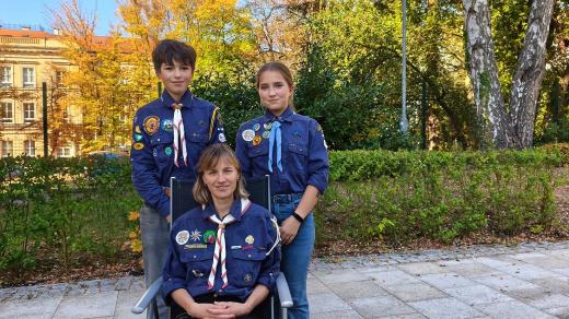Vedoucí skautského oddílu Orion Ivana Hluchá se svými svěřenci Jáchymem Nováčkem a Šárkou Vedelovou