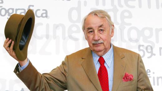 Francouzský herec Philippe Noiret na filmovém festivalu v Benátkách v roce 2002