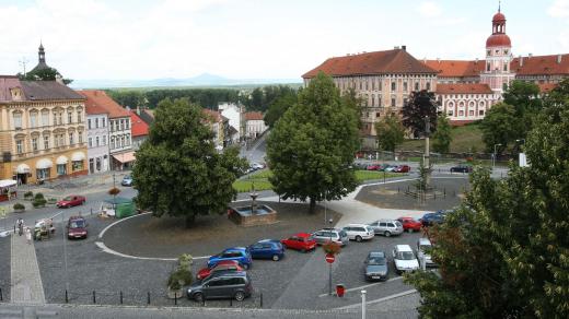 Roudnice nad Labem - pohled z městského úřadu na náměstí a zámek