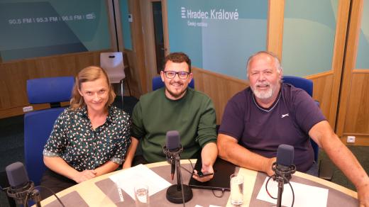 Zleva: Martina Erbsová (Změna pro Hradec, Zelení a KDU-ČSL), Patrik Šiml (Občanská demokratická strana) a Rostislav Jireš (SPD, Motoristé sobě, Trikolora a nezávislí) ve studiu Českého rozhlasu Hradec Králové
