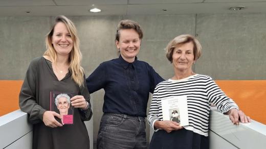 Dvě knižní novinky a jejich autorky v ArtCafé. Novinářka Barbora Postránecká, moderátorka Tereza Lišková a herečka Hana Doulová