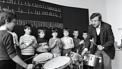 Pavel Jurkovič jako vyučující na základní škole s rozšířenou výukou hudební výchovy v Praze, 1989