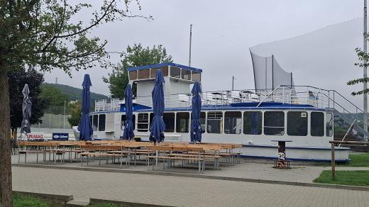 Parník Bratislava se dnes nachází ve sportovním areálu Hroch