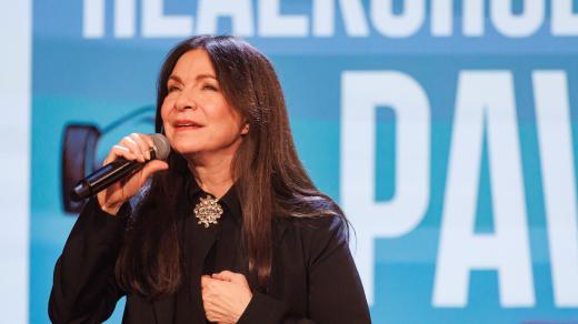 Anna K. zazpívala písnčku Prokřehlá, kterou pro ni napsali Jaroslav Uhlíř a Zdeněk Svěrák