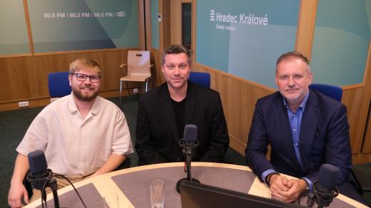 Zleva: Kamil Kubica (Piráti a Starostové), Lukáš Fiedler (ANO 2011) a Jan Holásek (NÁŠ HRADEC) ve studiu Českého rozhlasu Hradec Králové