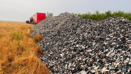 Na poli bylo zhruba 180 tun drceného plastu. Celní správa na místě zadržela řidiče, který materiál na objednávku přivážel z Itálie