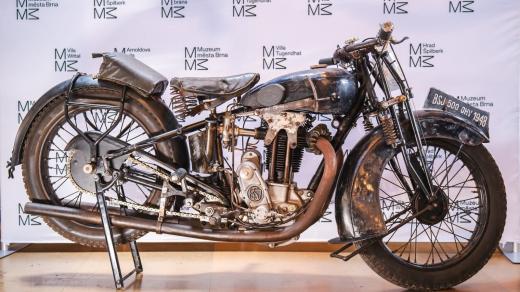 Historický motocykl na výstavě na hradě Špilberk