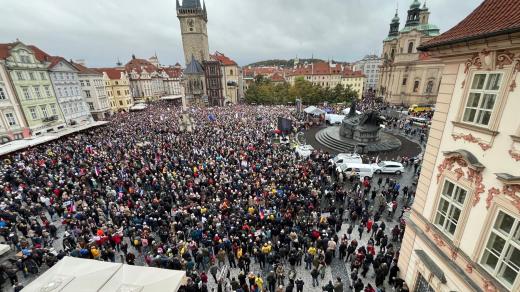 Demonstrace Milionu chvilek pro demokracii na Staroměstském náměstí proti rušení koncesionářských poplatků