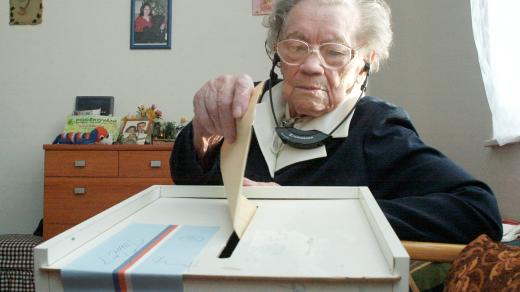Pro některé seniory, nemocné nebo imobilní přijíždí volební komise přímo do bytu (Ilustrační foto)