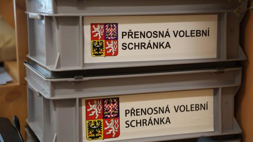 Někteří senioři, handicapovaní nebo méně pohybliví lidé volí do přenosné volební schránky