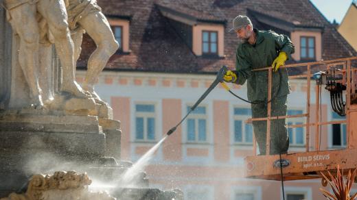 Restaurátor Lukáš Hosnedl se zapojil do oprav historické dlažby Samsonovy kašny