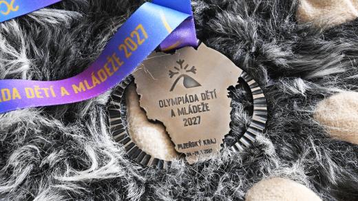 Medaile na nadcházející olympiádu dětí a mládeže vyrábí kovářští studenti