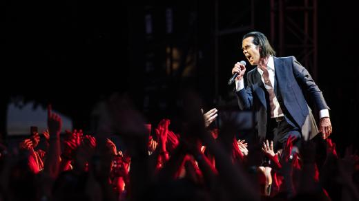Několik tisíc fanoušků přivítalo Nicka Cavea na koncertu pod širým nebem na festivalu Metronome Prague 2022