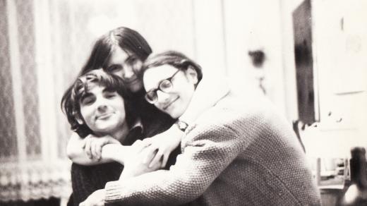 Petruška Šustrová (uprostřed) s přáteli z Hnutí revoluční mládeže, Ivanem Dejmalem a Janem Frolíkem, v roce 1972