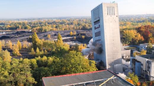 Pyrotechnici na Karvinsku odstřelili dominantu uzavřeného Dolu ČSA, skipovou těžní věž. Měřila 70 metrů a vážila zhruba 19 tisíc tun