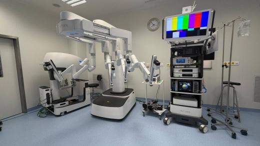 V náchodské nemocnici s operacemi pomůže nový robotický systém