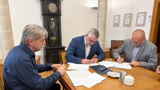 Smlouvu podepsali zastupitelé sdružení Benešov pro život, Volby pro Benešov a ODS