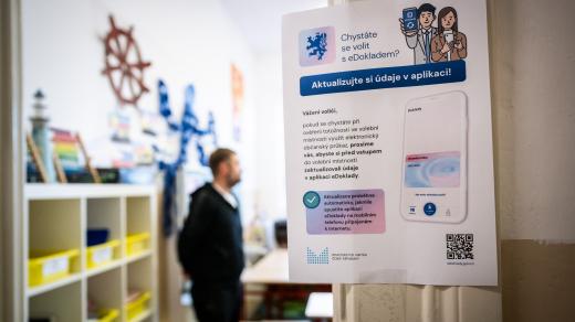 Před volební místnosti jsou vystaveny pokyny pro voliče, kteří se chtějí prokázat eDokladem
