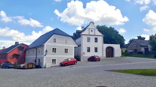 V posledních několika letech má dům U Lípy novou majitelku, která se ho snaží postupně opravovat. Foto z roku 2020
