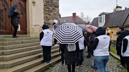 Seniory Humpolcem provedli studenti