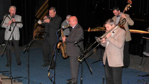 Traditional Jazz Studio neboli Smetáčkovci ve studiovém sále Českého rozhlasu České Budějovice v roce 2009