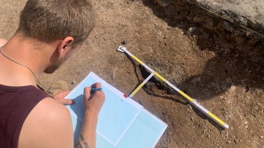 V České Skalici na Náchodsku je v plném proudu archeologický průzkum části náměstí
