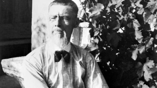 Josip Plečnik (1872–1957), slovinský architekt, profesor UMPRUM v Praze a techniky v Lublani. Autor úprav Pražského hradu, projektu kostela Nejsvětějšího Srdce Páně v Praze na Vinohradech