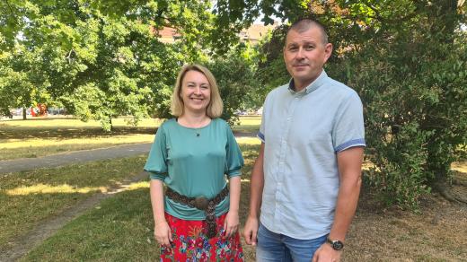 Autorka výstavy Kroj v proměnách času Martina Pincová a ředitel Muzea Chodska Josef Nejdl