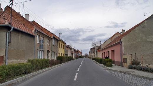 Kaplí prochází hlavní silnice z Litovle do Prostějova