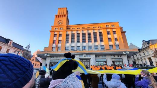 Happening na podporu Ukrajiny před jabloneckou radnicí