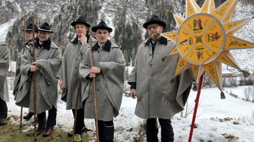 Družin je vždy devět. Jen díky tomu stihnou koledníci obejít všechny domy v Heiligenblutu