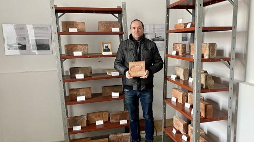 Expozici cihlářství Michal Hofman v Chocni vybudoval