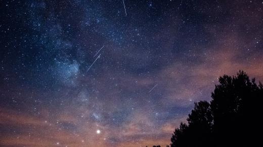 Noční obloha s Perseidami