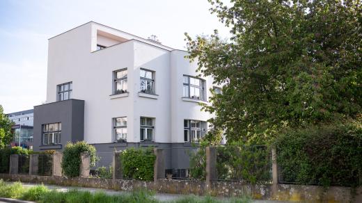 Čížkova vila stojí na rohu Jiráskovy a Štolbovy ulice v Pardubicích