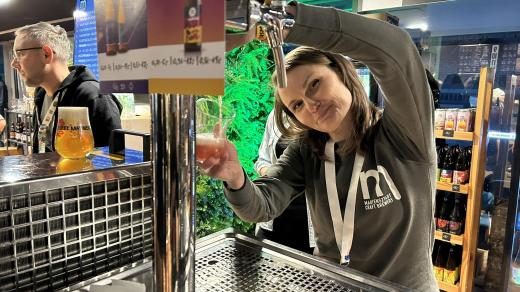 Kamila čepuje rybízový kyseláč pivovaru Maryenstadt