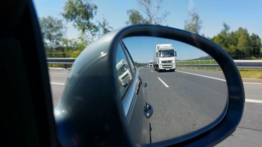 Auto v provozu na dálnici