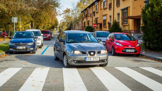 České Budějovice, parkovací zóny, Pražské předměstí, parkování, jednosměrka, přechod pro chodce, doprava. Ilustrační foto