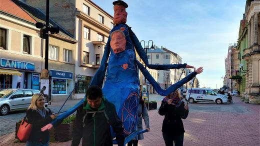 Loutka Důvěry na cestě od Masarykova divadla po pěší zóně k Valdštejnovu náměstí v Jičíně